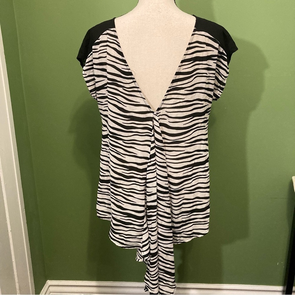 ❤️ 2 for $10 ❤️ Forever 21 Black and White Patterned Fishtail Blouse